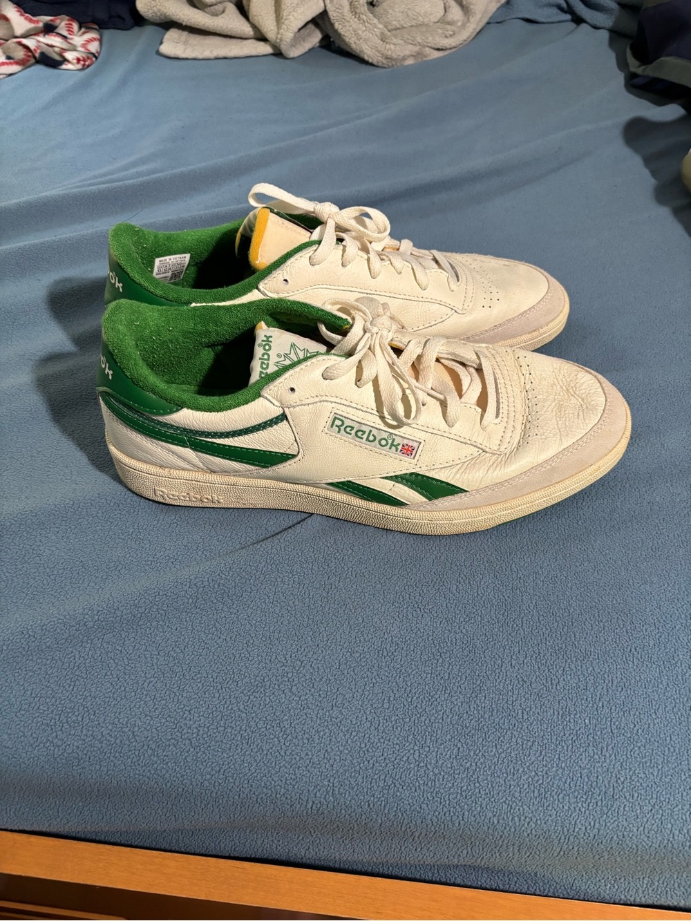 Reebok Cream Leather Sneakers with Green Lining - Picture 3 of 3